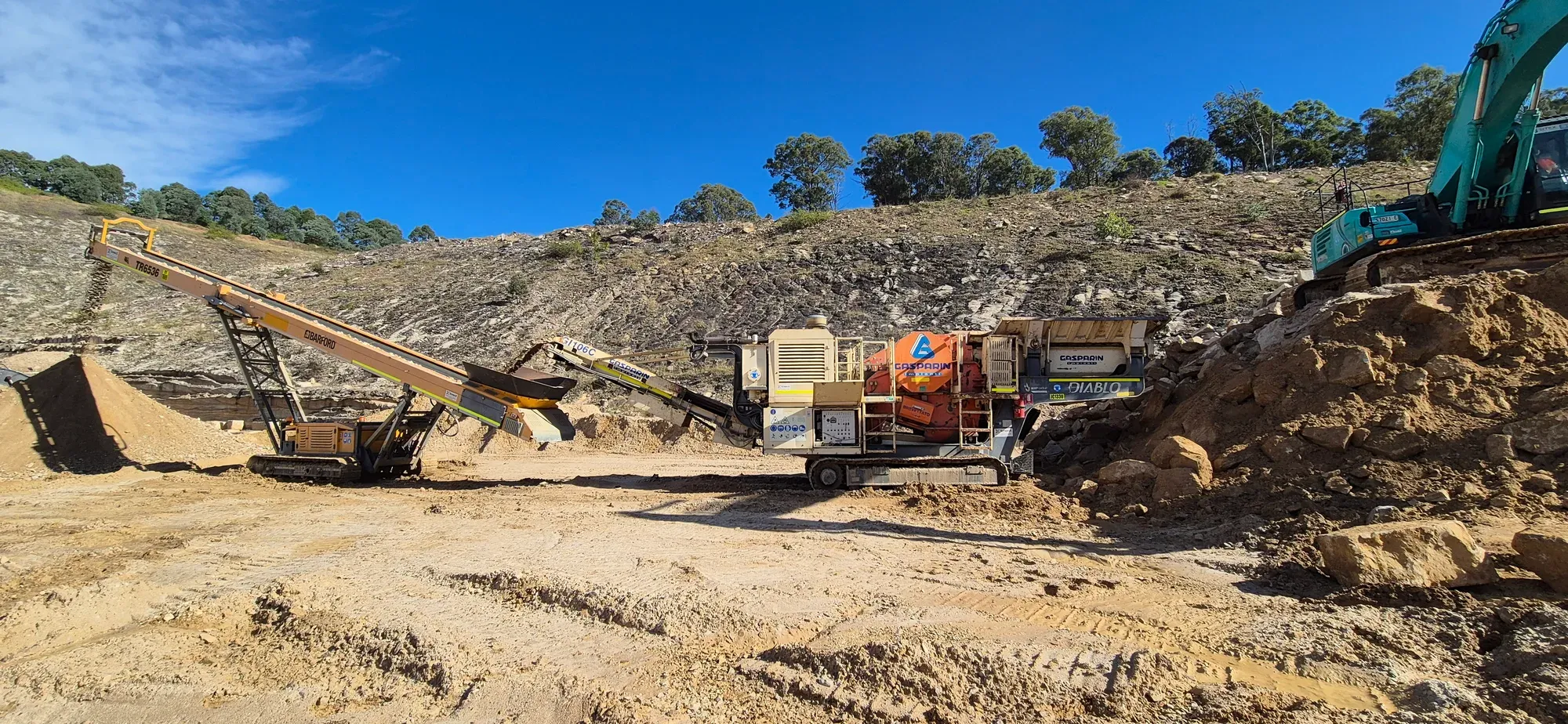 Gasparin jaw crusher and stacker working a quarry face