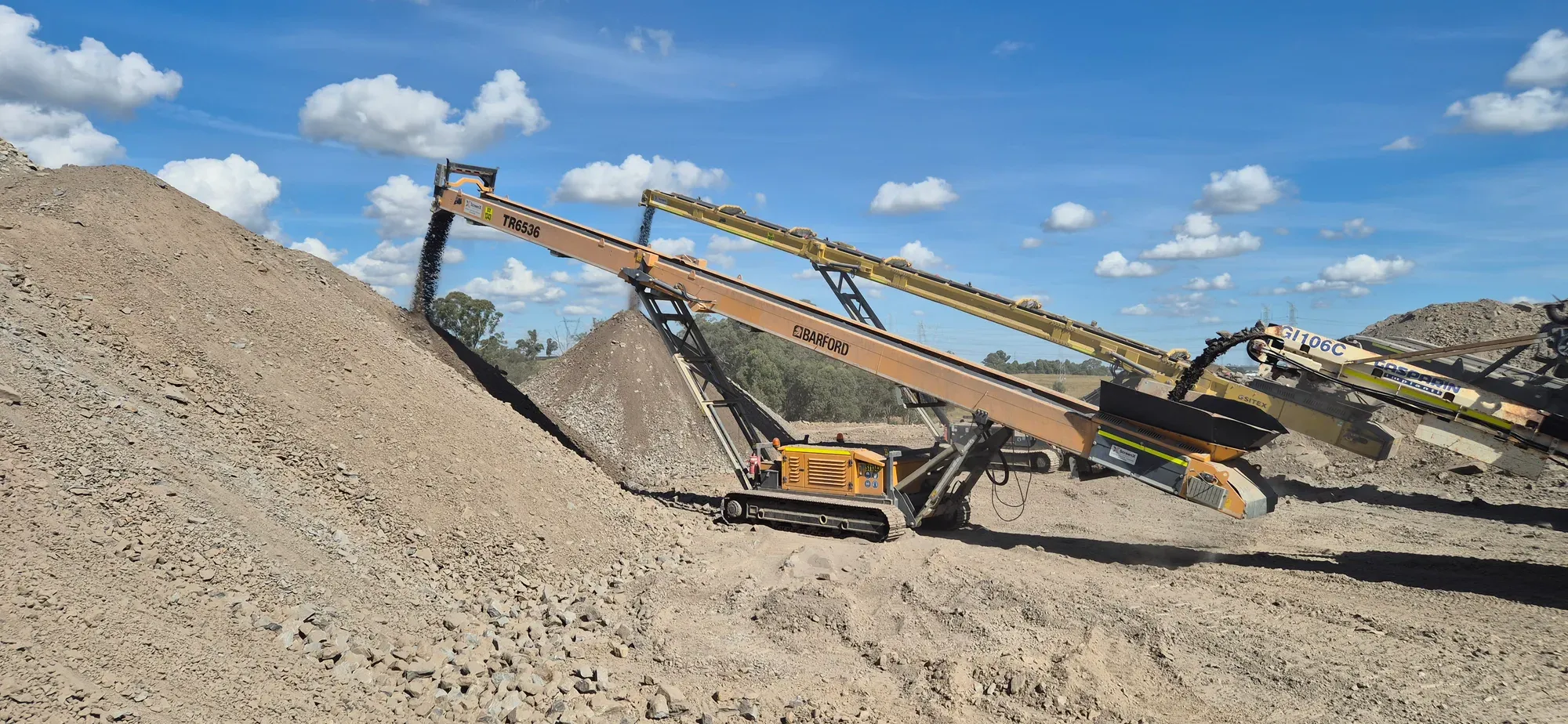 Stacker and screen working in line on a quarry floor